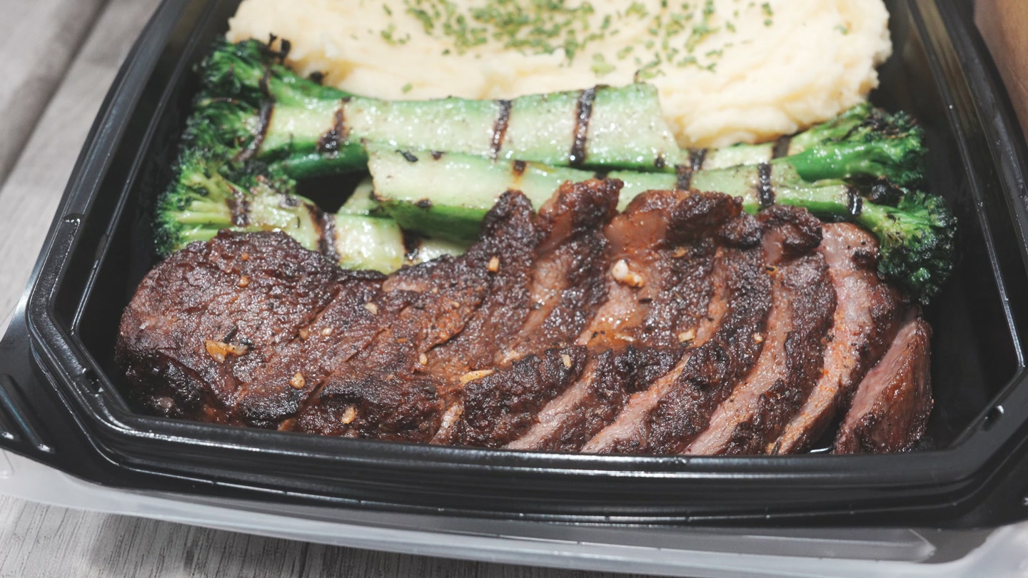 Sliced picanha with vegetables and mashed potatoes from Primal Cuts.