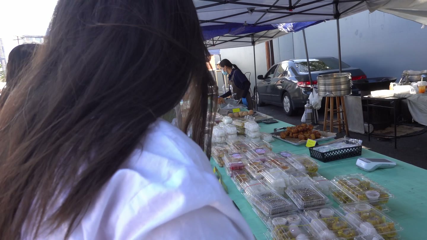 Exploring the Saturday Kakaʻako Farmers Market.