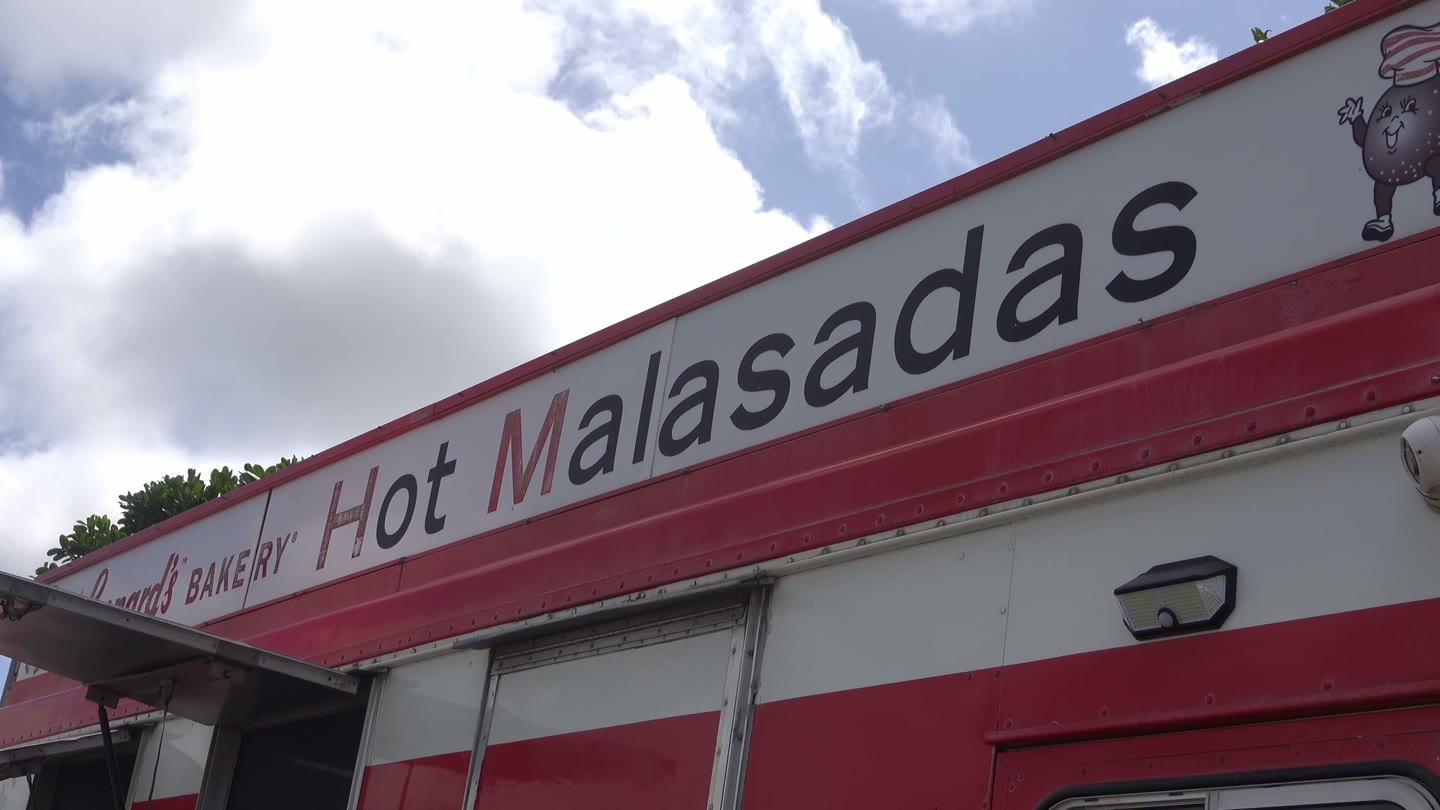 A Leonard's Malasadamobile, our alternative to the main bakery queue.