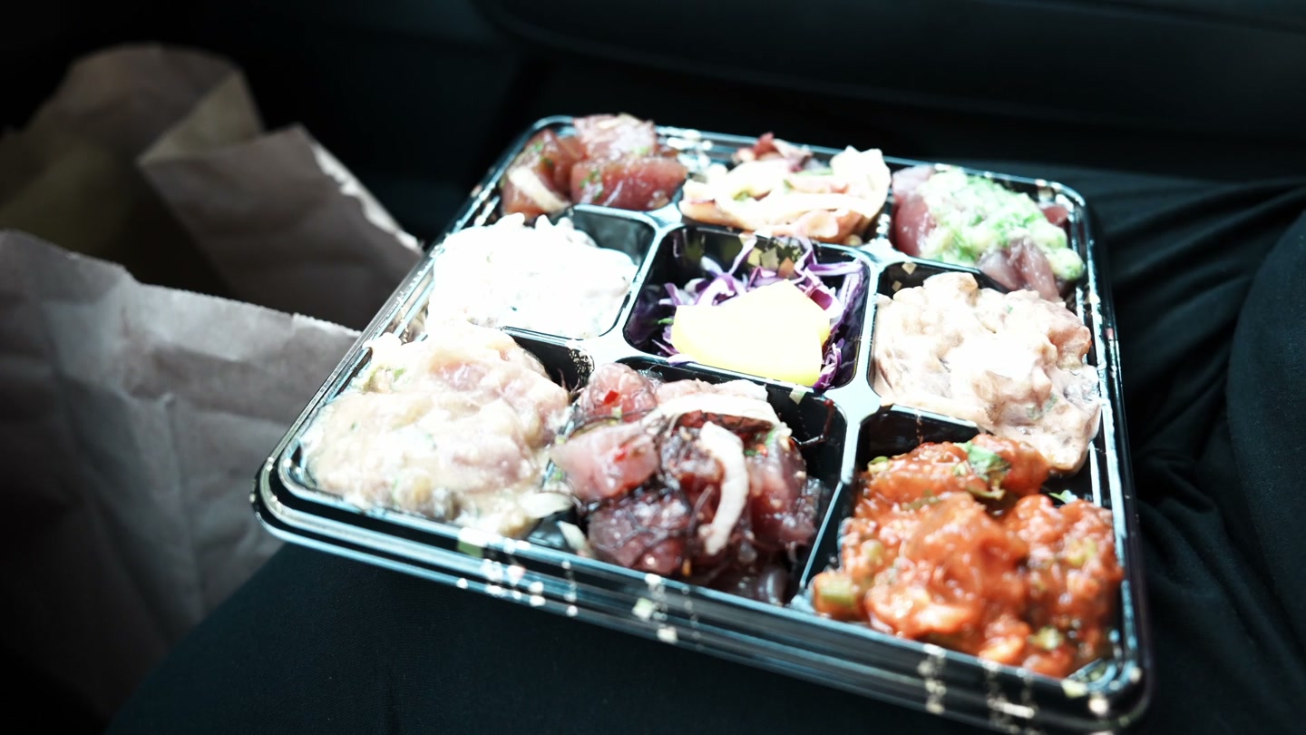 The full Off the Hook poke sampler, with eight poke selections around the center garnish.